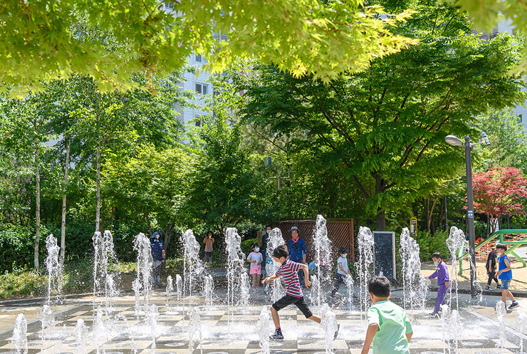 ▲미세먼지 없이 맑은 날씨에 아이들이 물놀이를 하고 있다. (연합뉴스)