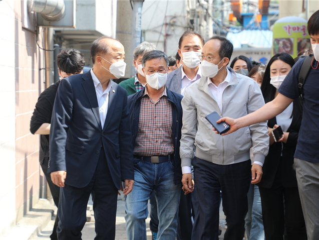 ▲추경호 경제부총리 겸 기획재정부 장관과 조봉환 소상공인시장진흥공단 이사장은 지난 5월 16일 소상공인 손실보전금 지급에 앞서 서울 종로구 소재 세종마을음식문화거리를 방문해 소상공인 현장 애로를 청취했다. (사진제공=소상공인시장진흥공단)