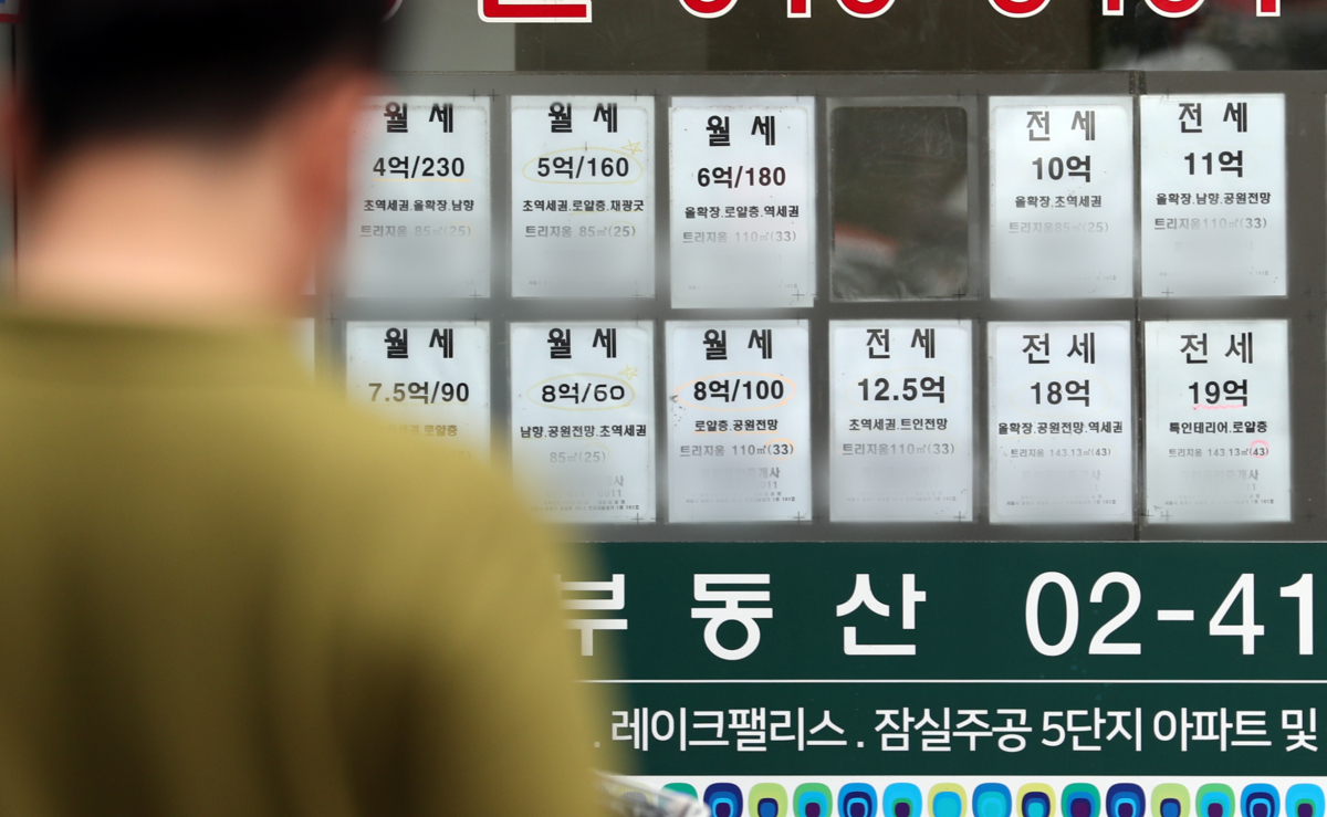▲13일 등기정보광장에 따르면 5월 수도권에서 확정일자를 받은 임대차 계약 23만7522건 중 13만4647건이 월세인 것으로 집계됐다. 비중은 56.6%로 2014년 이후 처음으로 수도권에서 월세가 전세보다 많았다. 사진은 서울의 한 부동산업체에 걸린 광고 모습. (뉴시스)