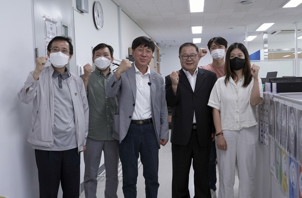 ▲김용문 창업진흥원장이 13일 스타트업 히포티앤씨를 방문해 글로벌 진출과 경쟁력 강화를 위한 지원을 약속했다.