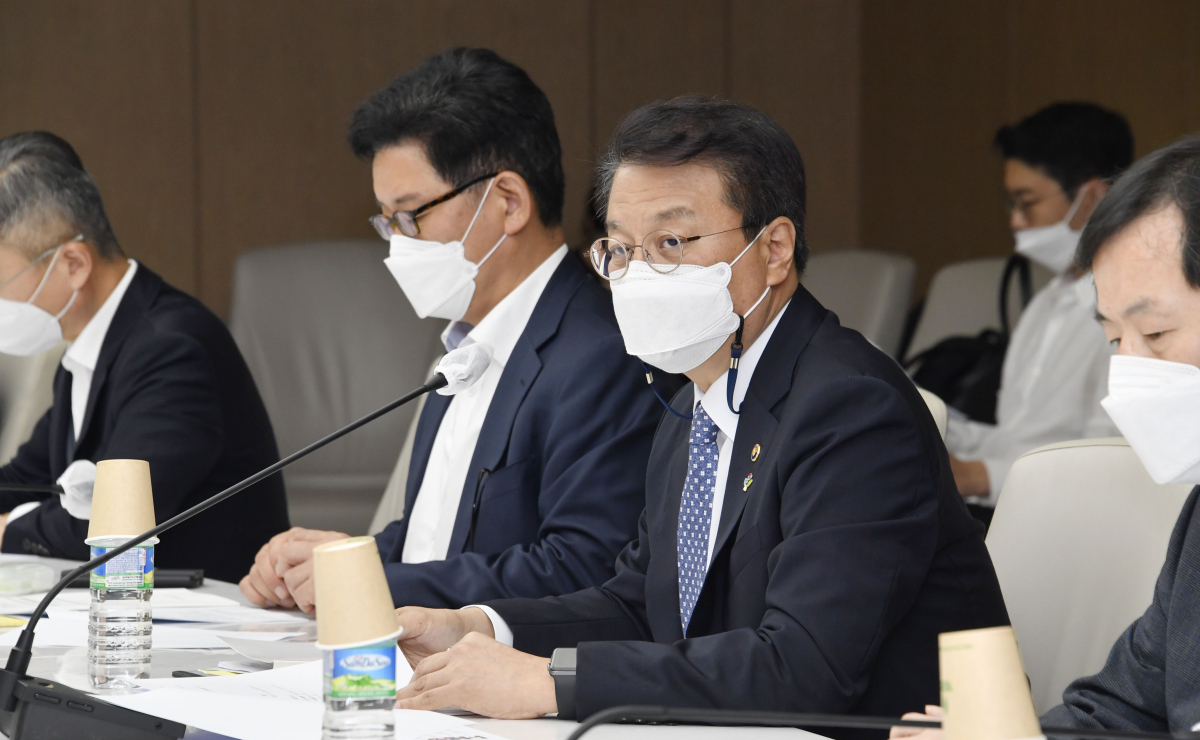 ▲방기선 기획재정부 차관이 6월 3일 서울 중구 남대문 대한상공회의소에서 열린 '중장기 조세정책심의위원회 1차회의'를 주재, 모두발언하고 있다. (사진제공=기획재정부)