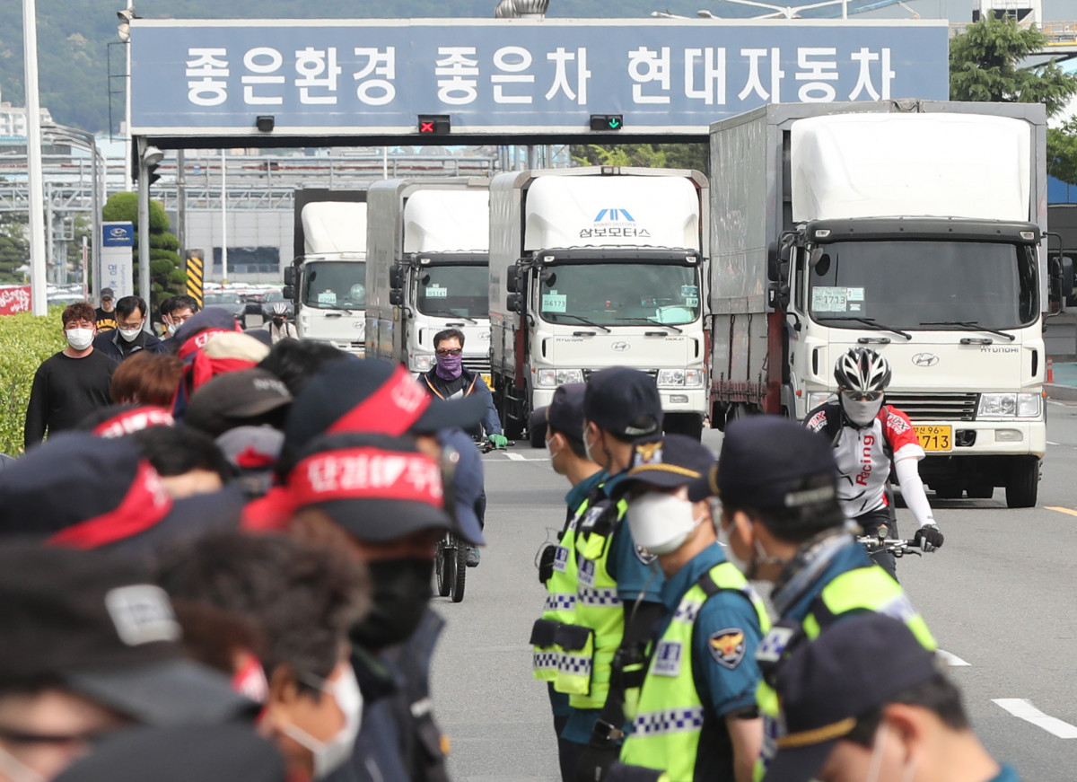 ▲화물연대 조합원들이 현대차 울산공장 앞에서 파업의 정당성을 주장하며 시위에 나서고 있다.  (연합뉴스)