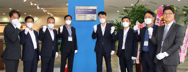 ▲대한항공은 지난 13일 대전 유성구 전민동 소재 항공기술연구원에서 ‘차세대 스텔스 무인기 개발센터’ 현판식 행사를 가졌다. 이수근 대한항공 안전보건 총괄 겸 오퍼레이션 부문 부사장(왼쪽에서 네번째), 박정우 대한항공 항공우주사업본부장(오른쪽에서 네번째) 등 대한항공 관계자들이 기념 사진을 촬영하는 모습. (사진제공=대한항공)