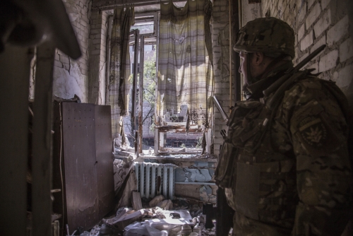 ▲우크라이나 군인이 동부 세베로도네츠크에서 러시아군과 전투 중이다. 세베로도네츠크/AP연합뉴스
