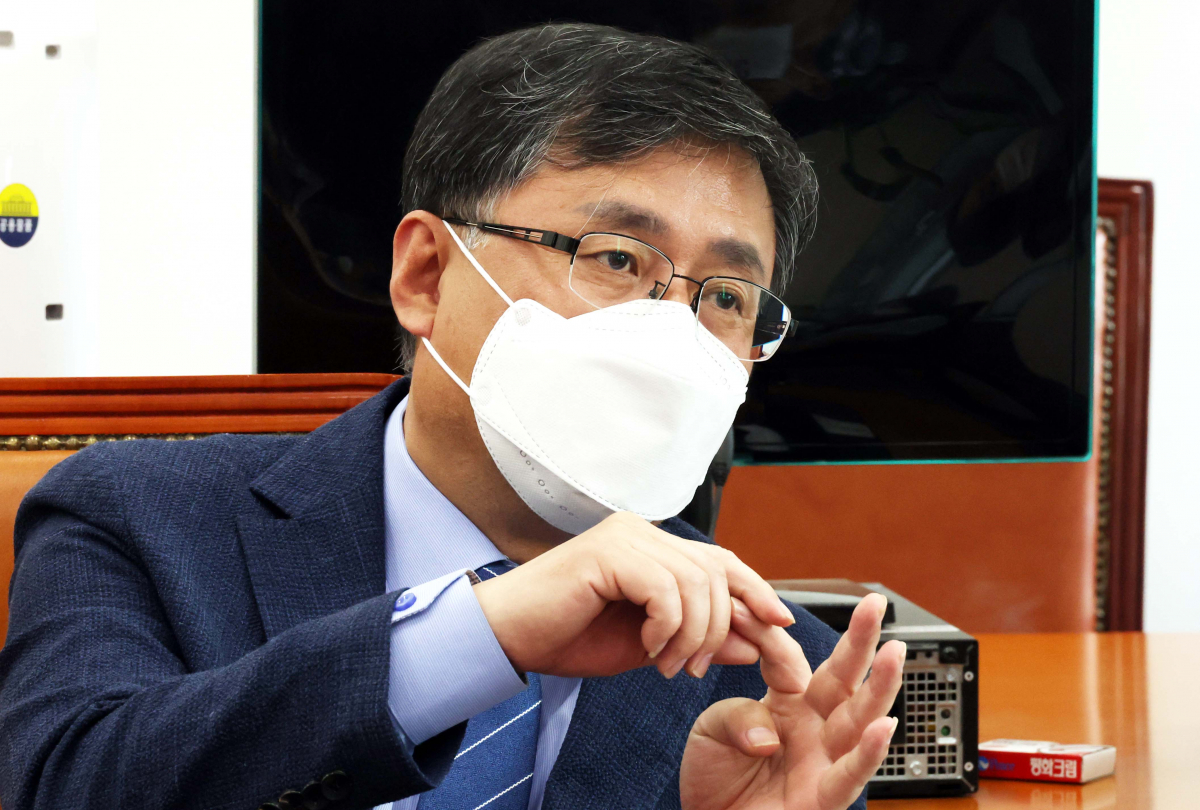 ▲김성환 더불어민주당 정책위의장이 14일 서울 여의도 국회에서 기자간담회를 열고 발언을 하고 있다. 