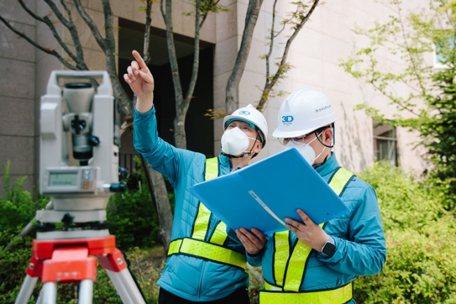 ▲HDC현대산업개발이 전국 아이파크 단지 특별안전점검에 나섰다. 지난달 23일 회사 관계자들이 잠실 올림픽 아이파크에서 안전점검을 시행 중이다.  (사진제공=HDC현대산업개발)