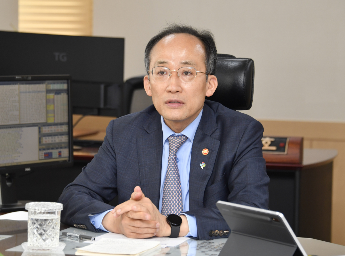 ▲추경호 경제부총리 겸 기획재정부 장관이 6월 14일 광화문 정부서울청사에서 열린 '부총리 주재 긴급 부내 간부회의'를 주재, 모두발언을 하고 있다. (사진제공=기획재정부)