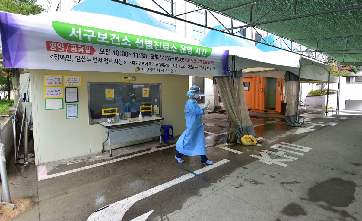 ▲코로나19 신규 확진자가 9778명으로 집계된 14일 대구 서구보건소 선별진료소가 한산한 모습을 보이고 있다. (뉴시스)