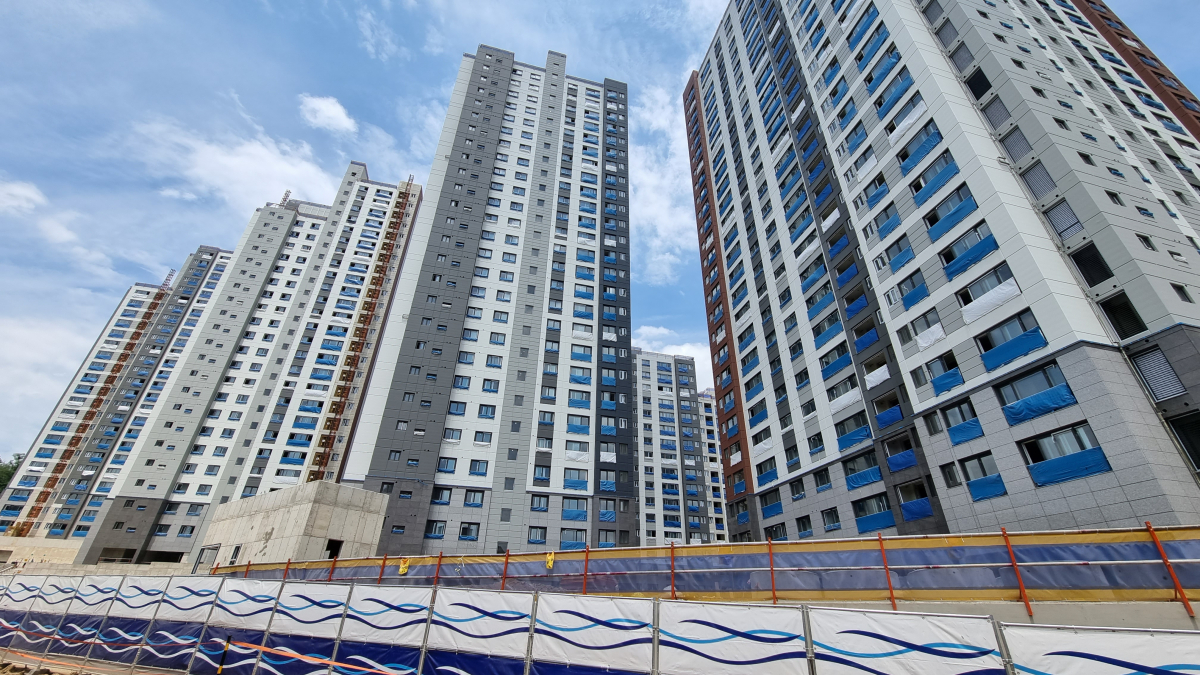 ▲두산건설이 시공을 맡은 ‘산곡4구역’은 11월 준공 예정이며, 공정률은 74% 수준이다. 사진은 인천 부평구 산곡동 산곡4구역 공사 현장 (김상영 수습기자 ksy2291@)