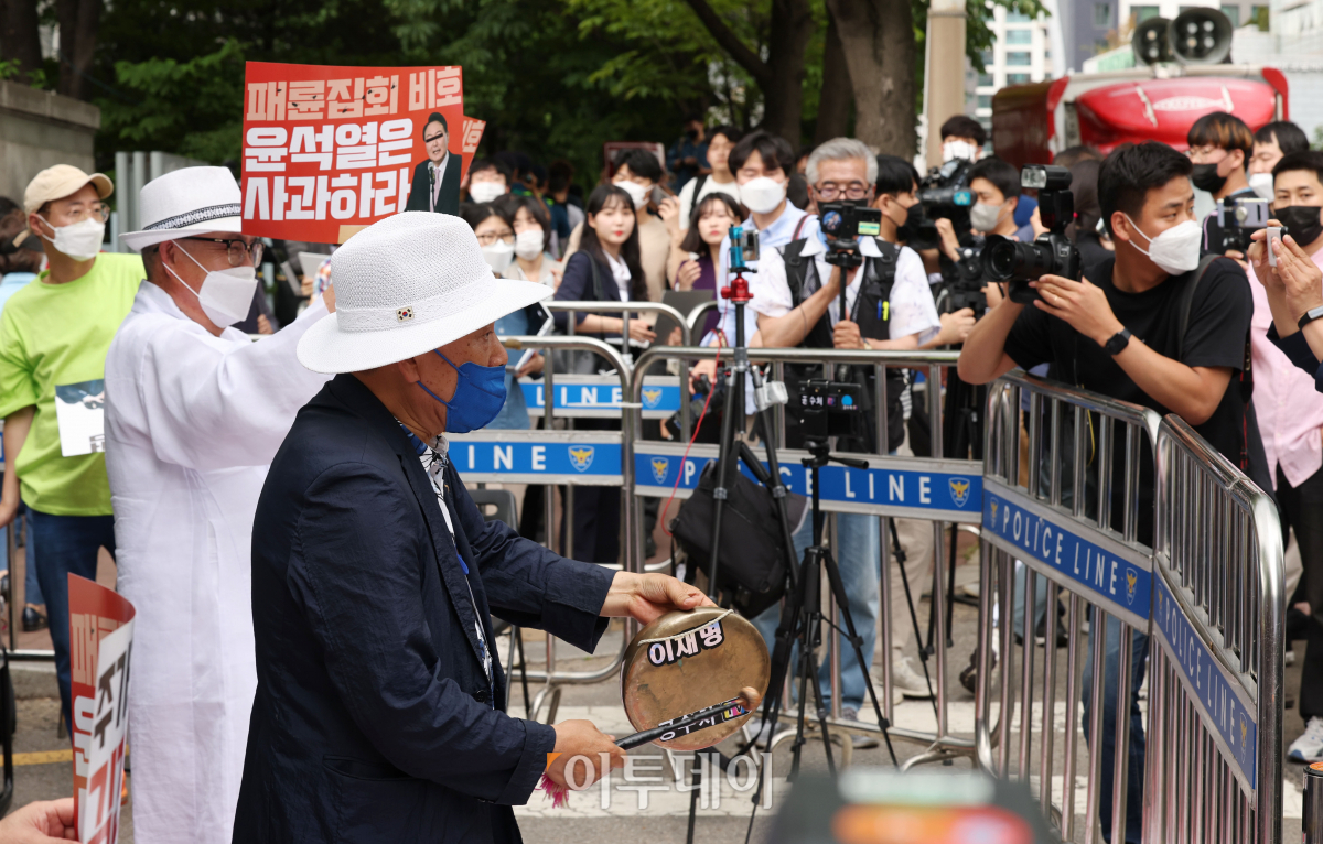 ▲유튜브 채널 서울의소리 백은종 대표 등 관계자들이 14일 윤석열 대통령 자택인 서울 서초구 아크로비스타 인근에서 북과 꽹과리 등을 이용해 문재인 전 대통령 양산 사저 앞 시위 맞불 집회를 열고 있다. (조현욱 기자 gusdnr8863@)