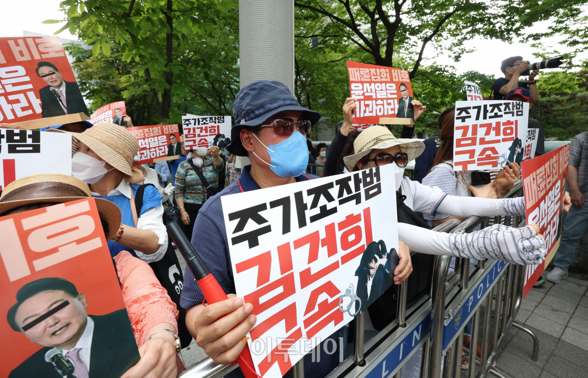 ▲유튜브 채널 서울의소리 백은종 대표 등 관계자들이 14일 윤석열 대통령 자택인 서울 서초구 아크로비스타 인근에서 북과 꽹과리 등을 이용해 문재인 전 대통령 양산 사저 앞 시위 맞불 집회를 열고 있다. (조현욱 기자 gusdnr8863@)