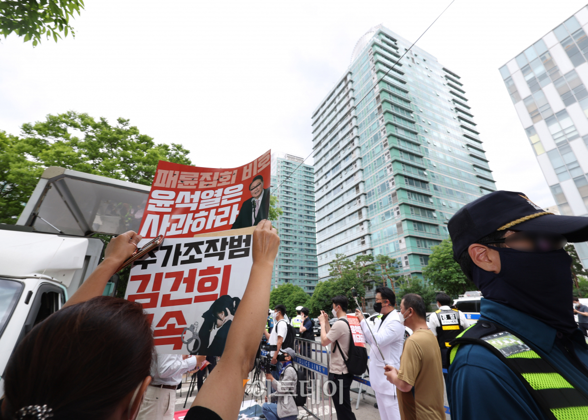 ▲유튜브 채널 서울의소리 백은종 대표 등 관계자들이 14일 윤석열 대통령 자택인 서울 서초구 아크로비스타 인근에서 북과 꽹과리 등을 이용해 문재인 전 대통령 양산 사저 앞 시위 맞불 집회를 열고 있다. (조현욱 기자 gusdnr8863@)