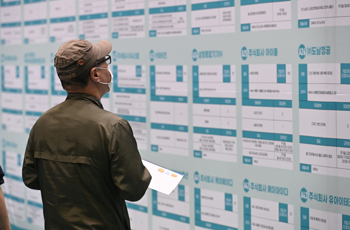 ▲6월 9일 오후 경기도 수원시 장안구 수원실내체육관에서 열린 '2022 수원시 일자리박람회'에서 구직자들이 취업정보 게시판을 살펴보고 있다. (뉴시스)