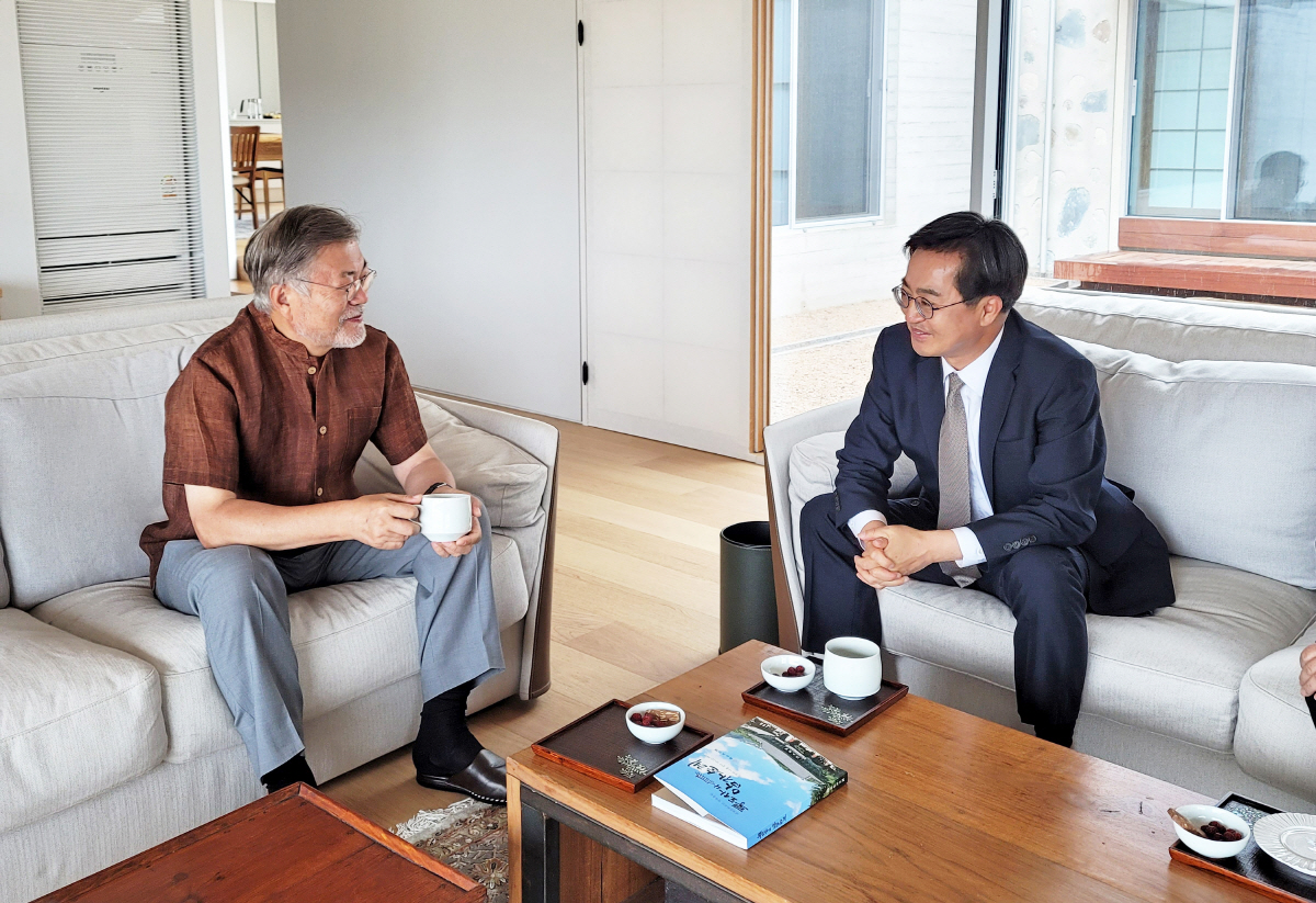 ▲14일 김동연 경기도지사 당선인과 문재인 전 대통령이 경남 양산 평산마을 사저에서 환담하고 있다. (경기도지사직 인수위 제공)
