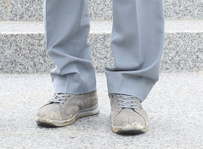 ▲앞 코가 헤진 문 전 대통령의 운동화 . 집 안 이곳저곳을 돌본 흔적으로 보인다. (경기도지사 인수위 제공)
