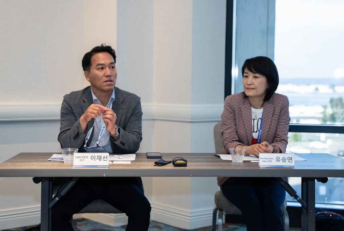▲이재선 삼성바이오로직스 CDO 개발팀 상무(왼쪽)와 유승연 삼성바이오로직스 Development Sales 팀장. (사진제공=삼성바이오로직스)