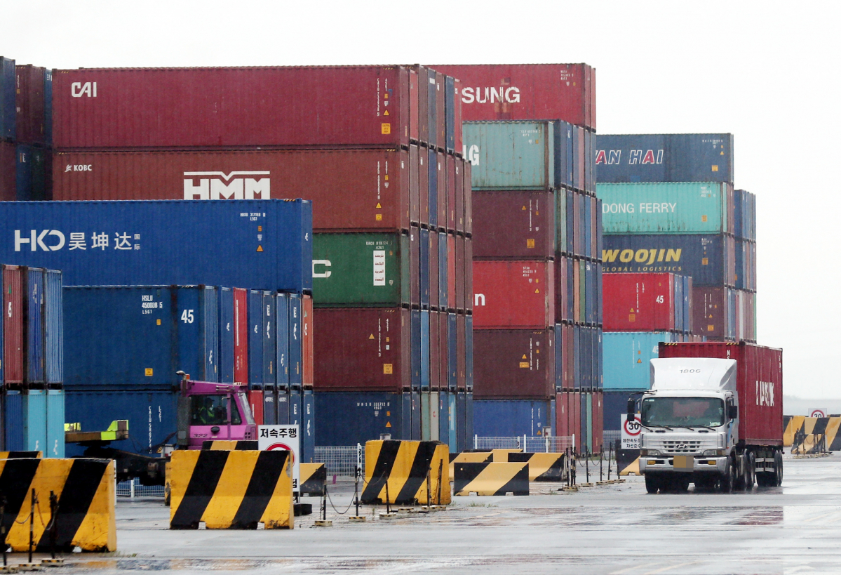 ▲민주노총 공공운수노조 화물연대본부(화물연대)가 총파업을 종료한 가운데 15일 오전 인천시 연수구 인천 신항 선광신컨테이너터미널에서 한 트럭이 컨테이너를 싣고 이동하고 있다. (연합뉴스)