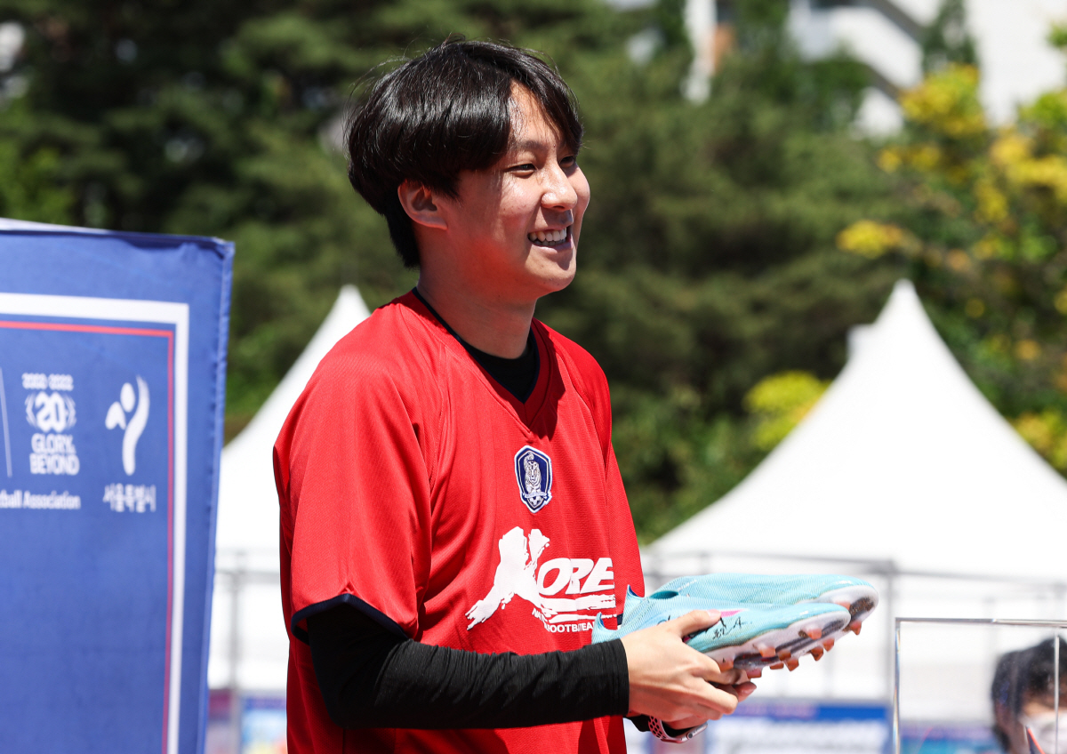 ▲이달 6일 오후 서울 마포구 서울월드컵경기장 북측 광장에서 2002년 월드컵 20주년 기념 대국민 프로젝트 ‘2022 KFA 풋볼 페스티벌’ 도중 열린 축구 스타 소장품 경매 행사에서 축구 국가대표팀 주장 손흥민이 3월 24일 월드컵 예선 이란전에서 결승 골을 넣을 때 신었던 축구화를 1600만 원에 낙찰받은 축구팬 이재호씨가 축구화를 들고 활짝 웃고 있다.(연합뉴스)
