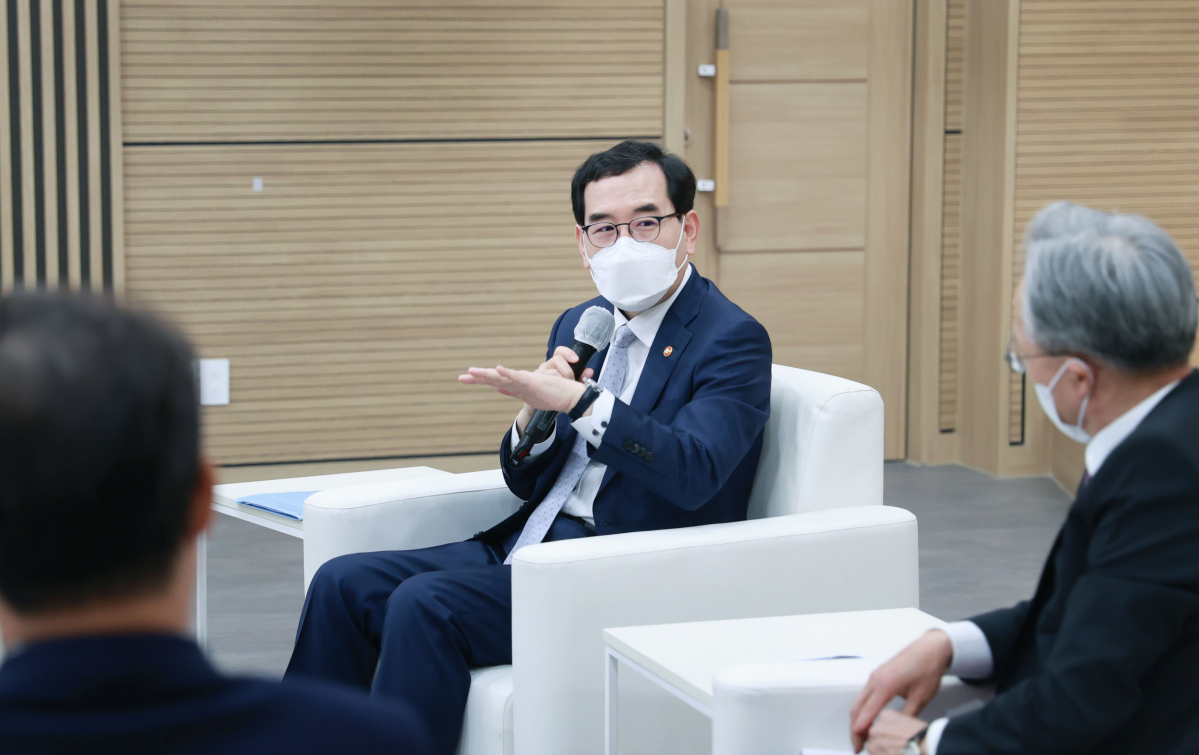 ▲이창양 산업통상자원부 장관이 8일 서울 마포구 중견기업연합회를 방문, 최진식 중견기업연합회장 및 관계자들과 면담하고 있다.