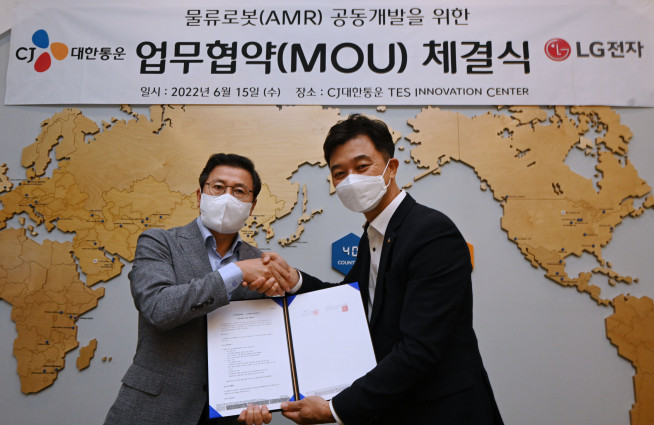 ▲LG전자가 15일 경기도 동탄 소재 TES이노베이션센터에서 CJ대한통운과 차세대 물류 로봇 공동개발을 위한 업무협약(MOU)을 체결했다. 왼쪽부터 LG전자 장익환 BS사업본부장, CJ대한통운 김경훈 TES물류기술연구소장이 악수하고 있다. 