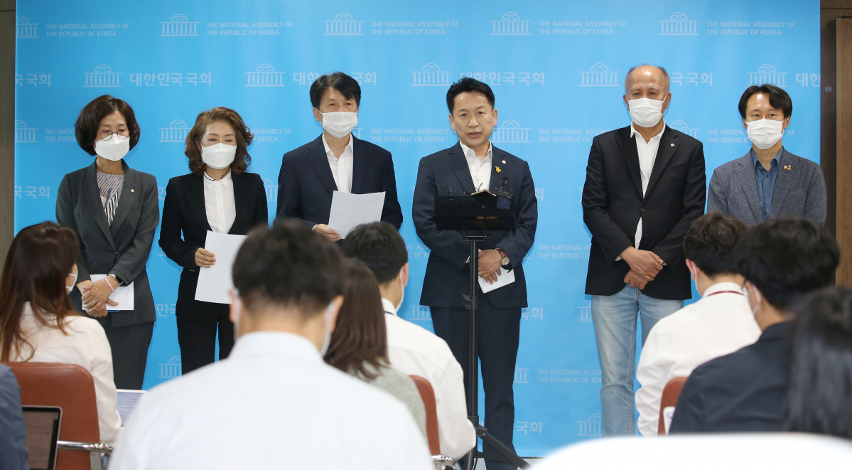 ▲더불어민주당 고영인 의원(오른쪽 세번째) 등 초선의원들이 2일 오전 서울 여의도 국회 소통관에서 긴급 기자회견을 마친 뒤 취재진의 질문에 답변하고 있다. (국회사진기자단)