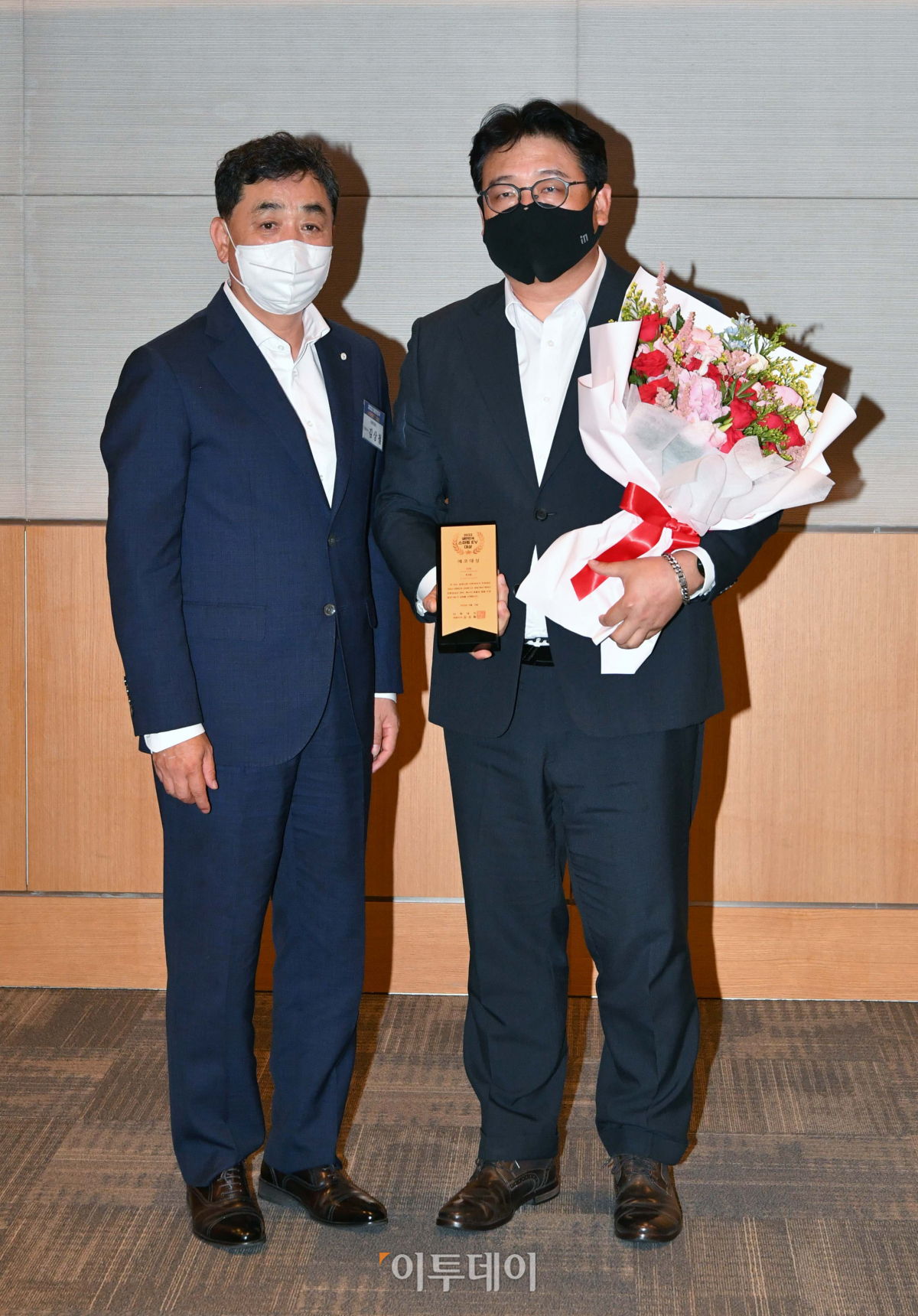 ▲이투데이가 주최하는 '2022 스마트 EV 대상' 시상식이 15일 서울 여의도 전경련회관에서 개최됐다. 이날 행사에서 기아 EV6는 에코(Eco) 대상을 수상했다. 왼쪽부터 김상철 이투데이 대표이사, 김종대 기아 국내마케팅실 상무. (이투데이 DB)