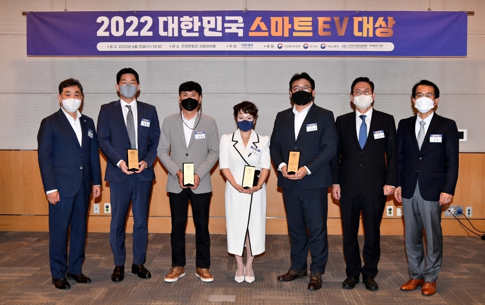 ▲15일 서울 여의도 전경련회관 컨퍼런스센터에서 열린 ‘2022 대한민국 스마트 EV대상’ 시상식에서 수상자와 각부문 시상자들이 기념촬영을 하고 있다. 이투데이가 주최한 ‘2022 대한민국 스마트 EV 대상’은 이 시대 새로운 패러다임으로 떠오른 ‘전기차’를 진단하고, 자동차 산업이 나아갈 방향성을 제언하기 위해 기획됐다.  사진 왼쪽부터 김상철 이투데이 대표, 함종성 폴스타코리아 대표, 남원오 현대자동차 상무, 윤명옥 한국지엠 전무, 김중대 기아 상무, 정우택 국민의힘 의원, 민경덕 서울대 교수의 모습.  (신태현 기자 holjjak@)