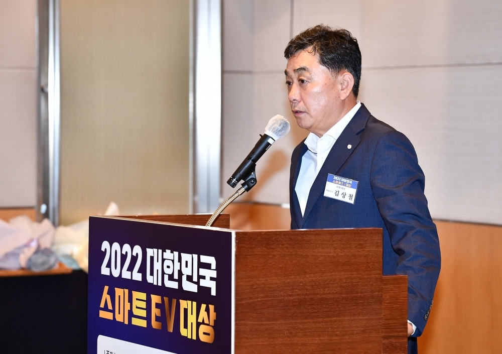 ▲김상철 이투데이 대표이사가 15일 서울 여의도 전경련회관 컨퍼런스센터에서 열린 ‘2022 대한민국 스마트 EV대상’ 시상식에서 개회사를 하고 있다. 이투데이가 주최한 ‘2022 대한민국 스마트 EV 대상’은 이 시대 새로운 패러다임으로 떠오른 ‘전기차’를 진단하고, 자동차 산업이 나아갈 방향성을 제언하기 위해 기획됐다. (신태현 기자 holjjak@)