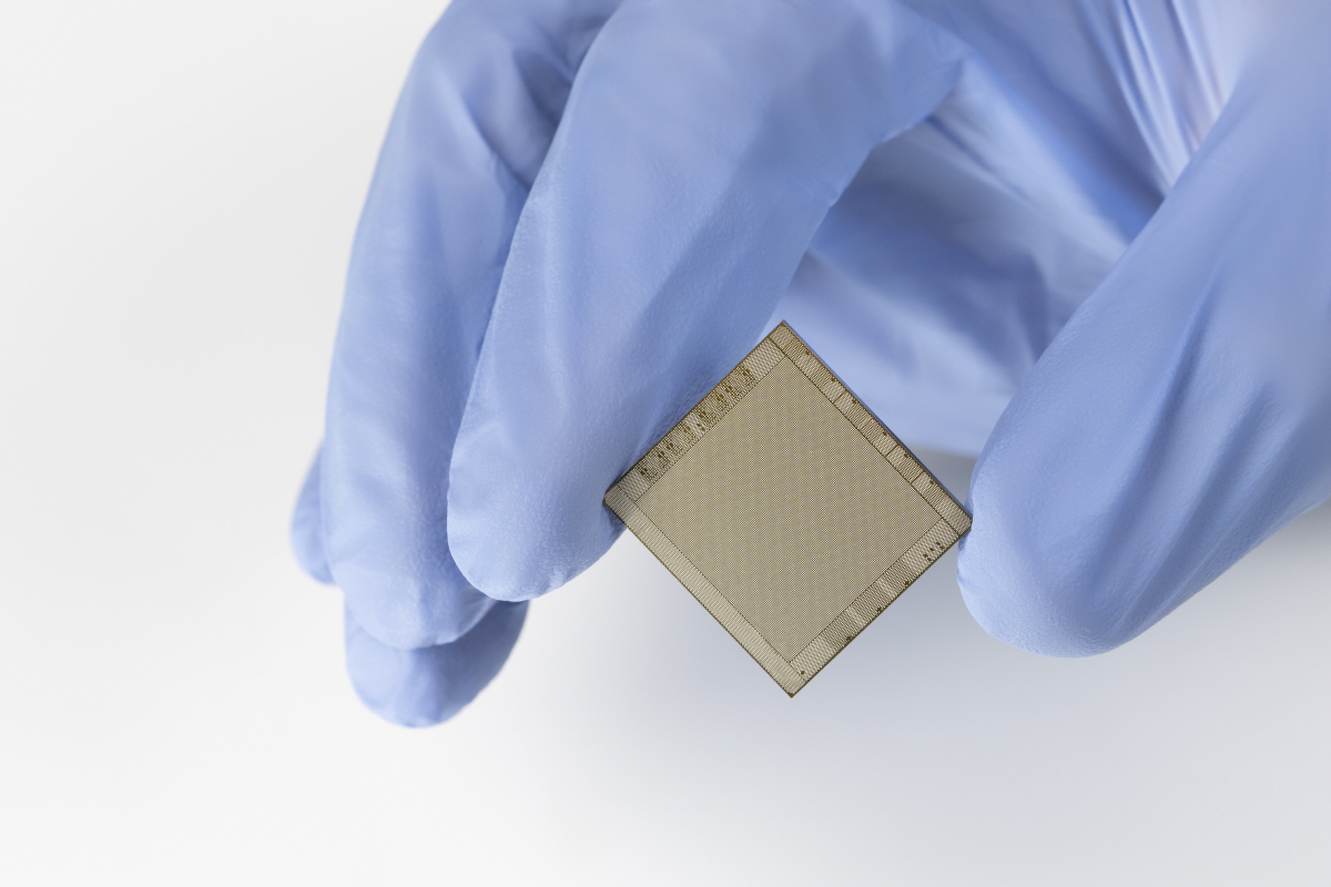 ▲IBM이 지난해 8월 공개한 텔럼(Telum) 프로세서. 텔럼은 IBM 설계로 삼성에서 제조하고 있다. AP뉴시스