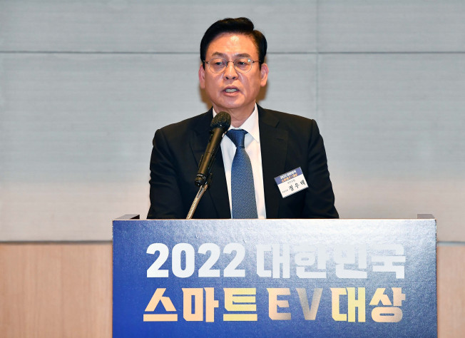 ▲정우택 국민의힘 의원이 15일 서울 여의도 전경련회관 컨퍼런스센터에서 열린 ‘2022 대한민국 스마트 EV 대상’ 시상식에서 축사를 하고 있다. 이투데이가 주최한 ‘2022 대한민국 스마트 EV 대상’은 이 시대 새로운 패러다임으로 떠오른 ‘전기차’를 진단하고, 자동차 산업이 나아갈 방향성을 제언하기 위해 기획됐다. (사진=신태현 기자 holjjak@)