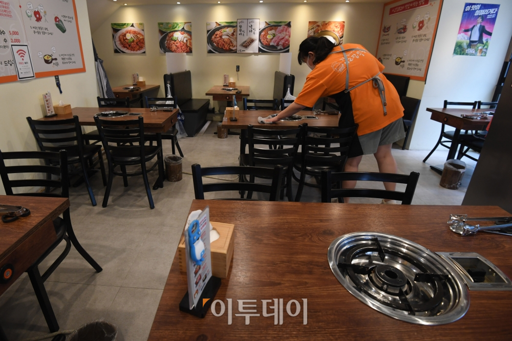 ▲서울 시내의 한 식당에서 직원이 영업준비를 하고 있다. 조현호 기자 hyunho@ (이투데이DB)