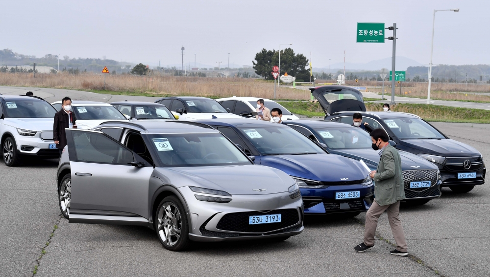 ▲‘2022 대한민국 스마트 EV 대상’ 실차 시승평가가 열린 4월 23일 경기 화성시 한국교통안전공단 자동차안전연구원에서 심사위원단이 차량을 살펴보고 있다. 이투데이가 주최하는 ‘2022 대한민국 스마트 EV 대상’은 이 시대 새로운 패러다임으로 떠오른 ‘전기차’를 진단하고, 자동차 산업이 나아갈 방향성을 제언하기 위해 기획됐다.  (신태현 기자 holjjak@)