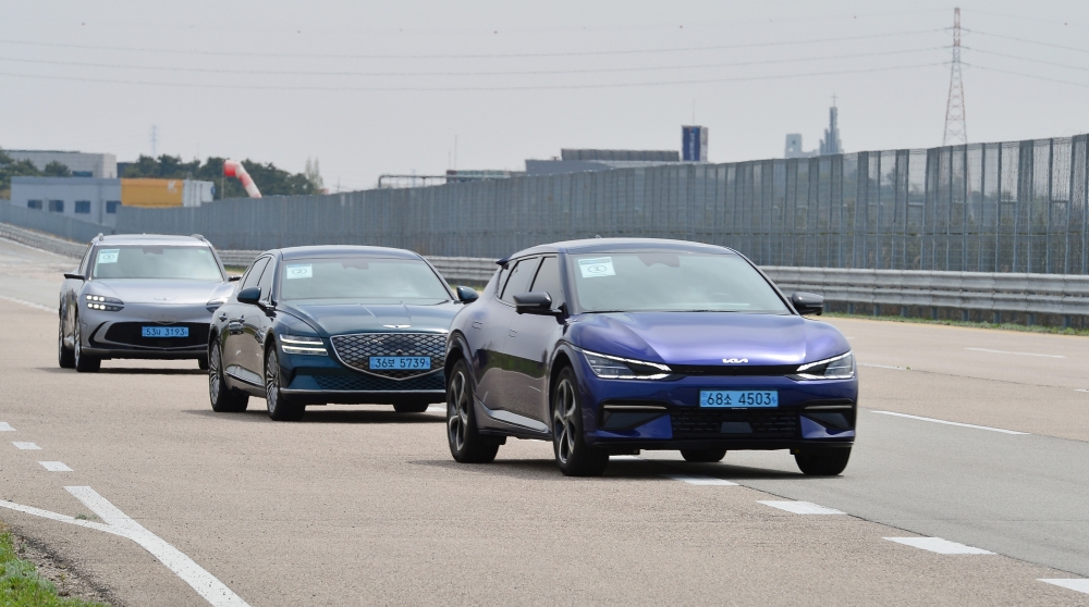 ▲2022 대한민국 스마트 EV 대상’ 실차 시승평가가 열린 23일 경기 화성시 한국교통안전공단 자동차안전연구원에서 심사위원단이 시승평가를 하고 있다. 이투데이가 주최하는 ‘2022 대한민국 스마트 EV 대상’은 이 시대 새로운 패러다임으로 떠오른 ‘전기차’를 진단하고, 자동차 산업이 나아갈 방향성을 제언하기 위해 기획됐다.  (조현욱 기자 gusdnr8863@)