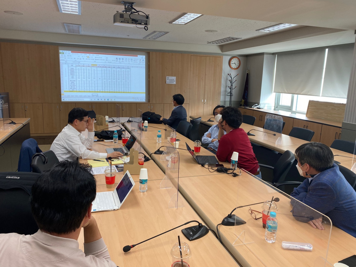 ▲최종 수상작 선정을 위한 3차 평가가 지난달 4일 한국자동차공학회 대회의실에서 비공개로 열렸다.  (사진제공=한국자동차공학회)