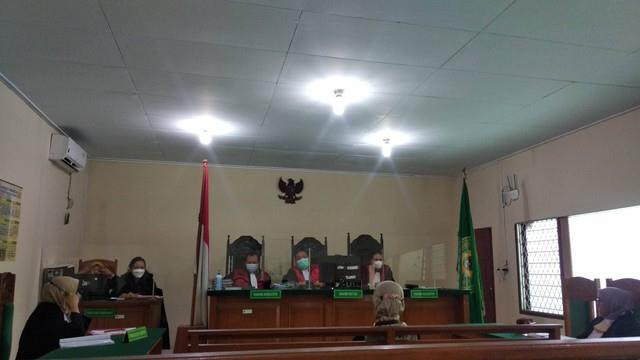 ▲14일(현지 시각) 인도네시아 수마트라섬 잠비 지방법원에서 사기결혼 피해를 주장하는 누르 아이니(22) 측의 진술을 듣는 재판부.  (연합뉴스)