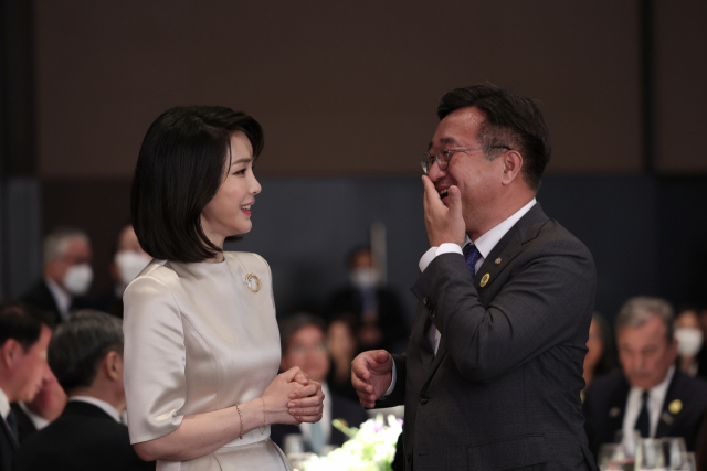 ▲윤석열 대통령 부인 김건희 여사가 지난달 10일 오후 서울 중구 신라호텔에서 열린 외빈 초청만찬에서 더불어민주당 윤호중 비상대책위원장과 환담하고 있다. (연합뉴스)