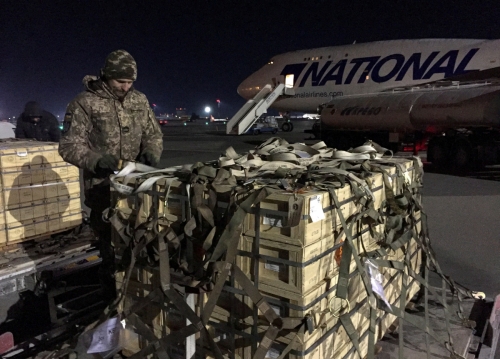 ▲미국이 우크라이나에 지원한 물품이 2월 수도 키이우 인근 공항에 도착했다. 키이우/로이터연합뉴스
