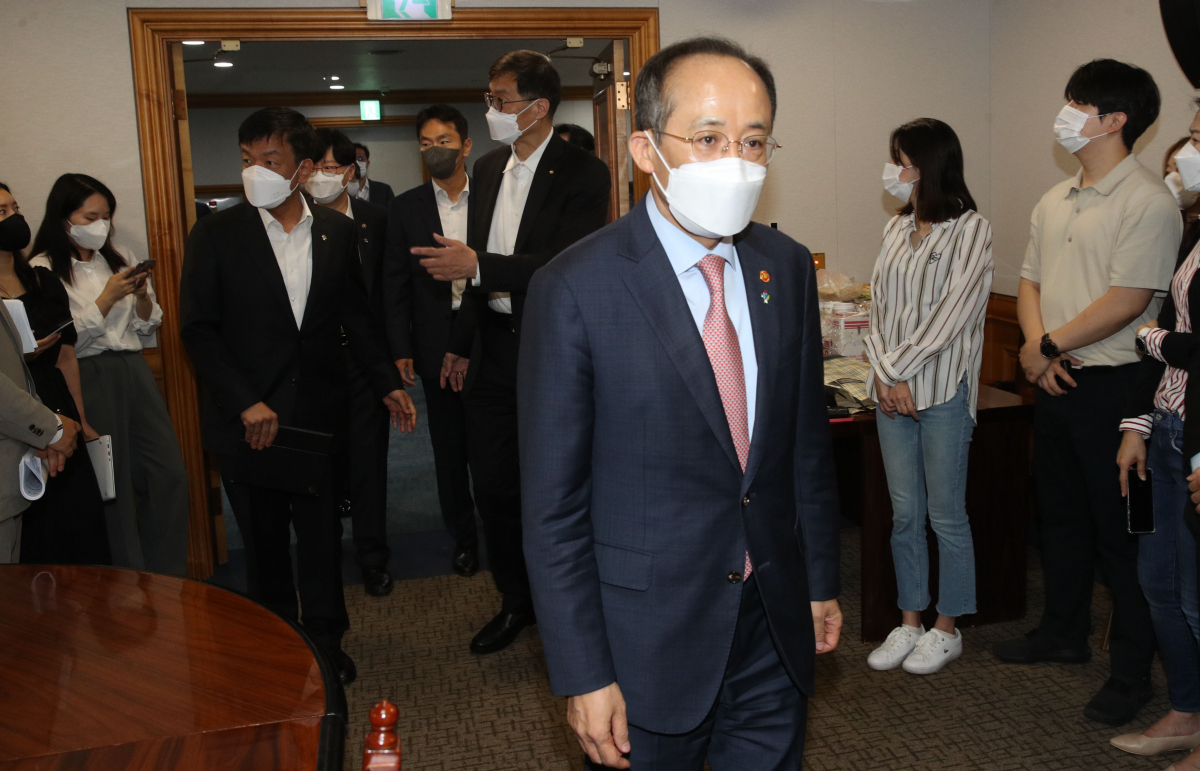 ▲추경호 경제부총리 겸 기획재정부 장관이 16일 오전 서울 중구 은행회관에서 열린 비상 거시경제 금융회의에 참석, 회의실로 들어서고 있다. (연합뉴스)