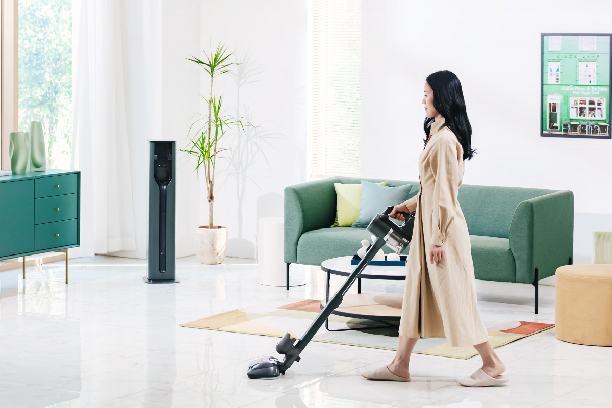 ▲LG전자가 먼지 흡입과 스팀 물걸레 청소가 모두 가능한 차별화된 고객경험을 제공하는 코드제로 A9S 신제품을 17일 출시한다. 사진은 '안심 스팀 물걸레 흡입구'가 적용된 신제품으로 바닥을 청소하는 모습. (사진제공=LG전자)