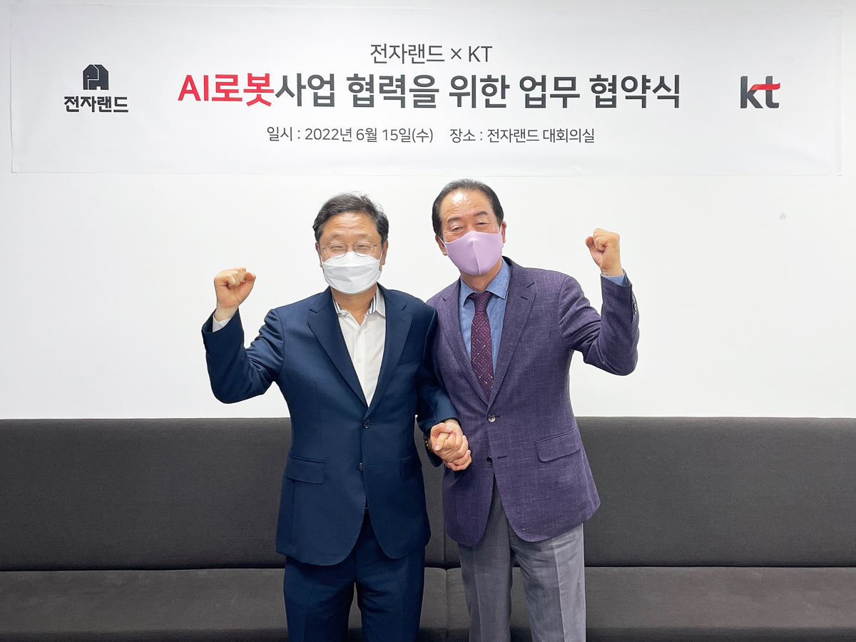 ▲15일 서울시 용산구에 위치한 전자랜드 본사 대회의실에서 KT와 AI로봇 사업 협력을 위한 업무 협약식을 진행했다. 신수정 KT 엔터프라이즈 부문장(왼쪽)과 전자랜드 옥치국 대표이사가 협약식을 마치고 기념 촬영을 하고 있다. (전자랜드)
