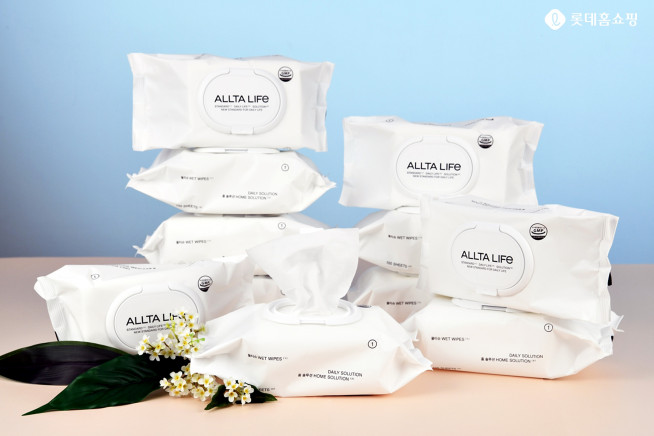 ▲롯데홈쇼핑이 온라인 전용 자체 브랜드 '올타라이프'를 론칭하고 첫번째 상품으로 캡형 물티슈를 출시했다(사진제공=롯데홈쇼핑)