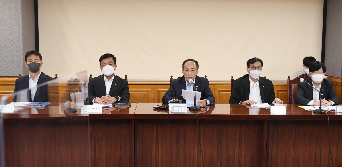 ▲추경호 경제부총리 겸 기획재정부 장관이 6월 16일 서울 중구 은행연합회에서 열린 비상거시경제금융회의에 대한 결과 브리핑을 하고 있다. 왼쪽부터 이복현 금감원장, 최상목 경제수석, 추경호 경제부총리, 이창용 한은총재, 김소영 금융위 부위원장. (사진제공=기획재정부)