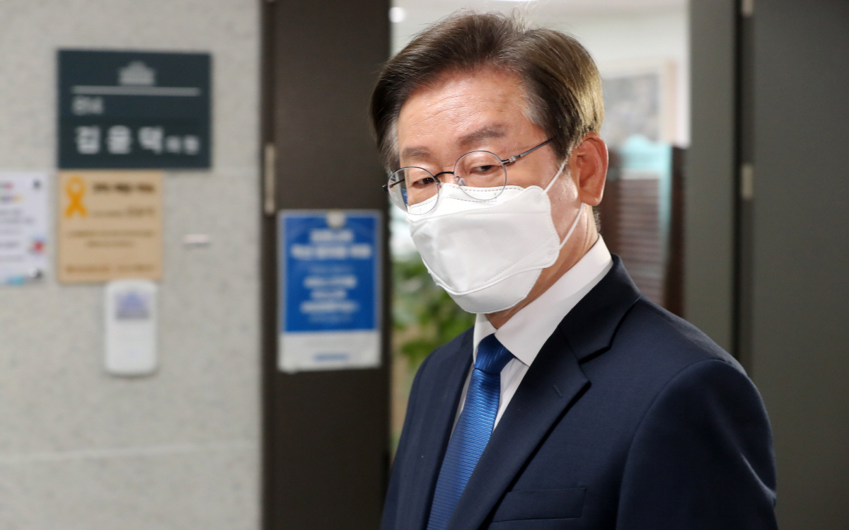 ▲이재명 더불어민주당 의원이 7일 오전 서울 여의도 국회 의원회관 내 의원실로 첫 등원을 하고 있다. (뉴시스)
