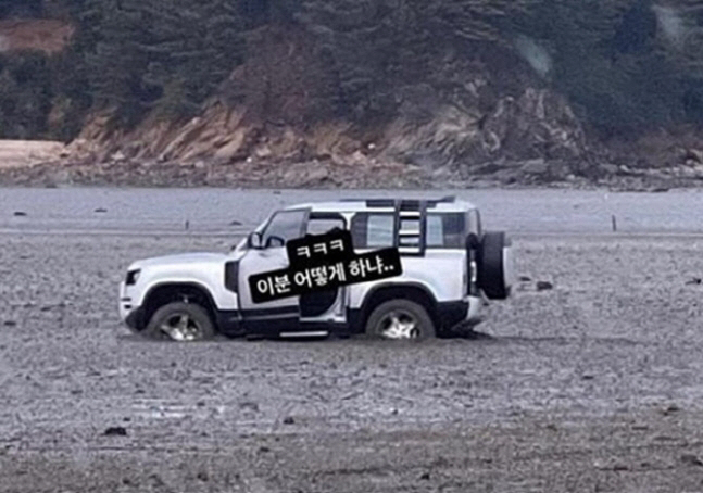 ▲13일 인천시 옹진군 영흥면 선재리에서 SUV 차량이 갯벌이 빠지는 사고가 발생했다. (출처=온라인 커뮤니티 캡처)
