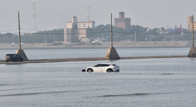 ▲6일에는 기아의 전기차 EV6가 같은 갯벌에 빠져 침수됐다. (출처=온라인 커뮤니티 캡처)
