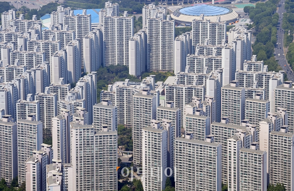 ▲서울 송파구 롯데월드타워 전망대 서울스카이에서 바라본 아파트단지 모습. 신태현 기자 holjjak@ (이투데이DB)