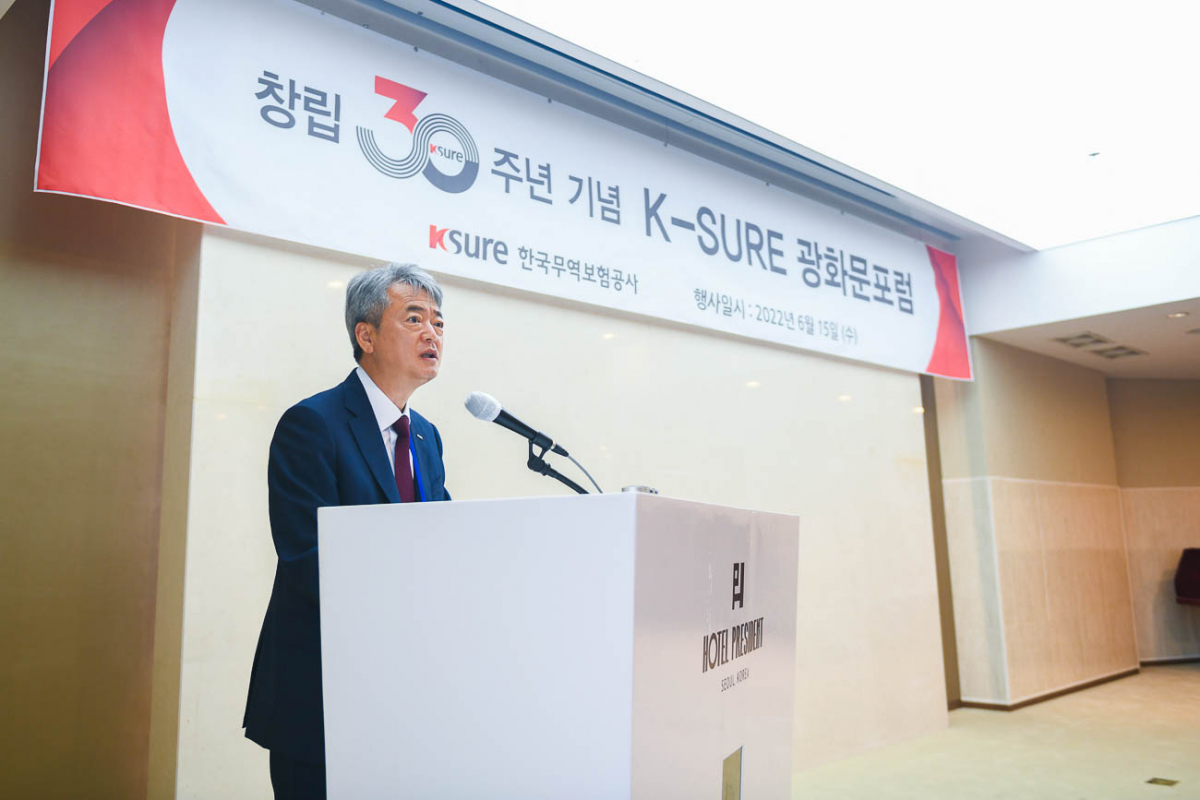 ▲이인호 한국무역보험공사 사장이 지난달 16일 서울 중구 플라자호텔에서 열린 무보 창립 30주년 기념 광화문포럼에서 환영사를 전하고 있다. (사진=한국무역보험공사 제공)