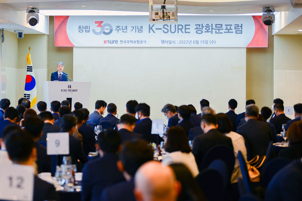 ▲이인호 한국무역보험공사 사장(왼쪽 연단)이 15일 열린 무보 창립 30주년을 맞아 열린 '광화문포럼'에서 환영사를 하고 있다. (사진제공=한국무역보험공사)