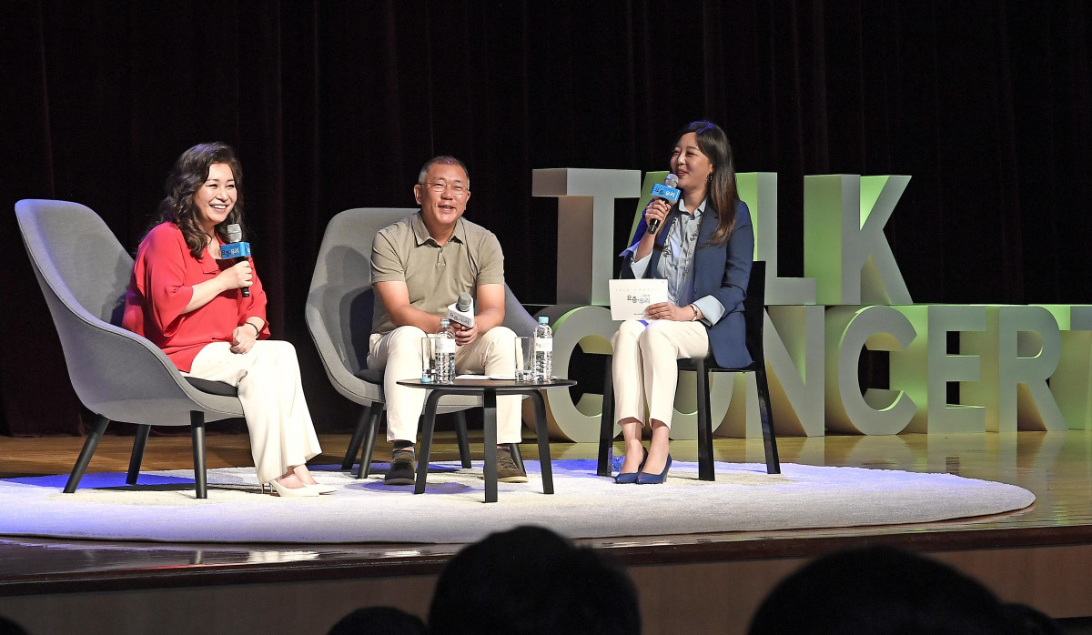 ▲현대차그룹이 오은영(왼쪽) 정신의학과 박사를 초청 ' ‘마음 상담 토크 콘서트'를 개최했다. 이 자리에는 정의선(가운데) 현대차그룹 회장도 함께 나섰다. (사진제공=현대차그룹)