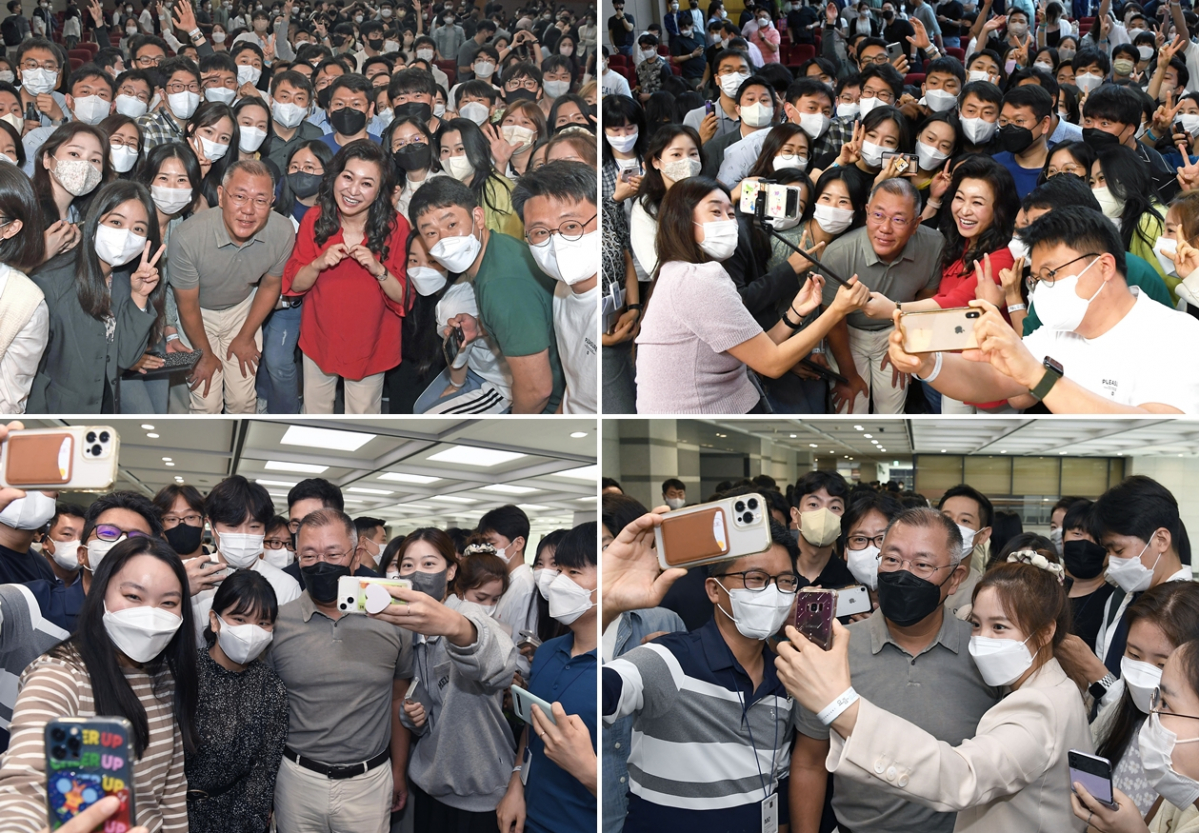 ▲마음 상담 토크 콘서트를 마친 정의선 회장이 직원들과 함께 기념촬에 나서고 있다. (사진제공=현대차그룹)